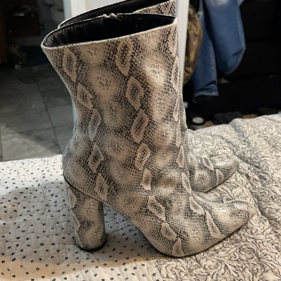 Heeled boots. - Picture 4 of 5